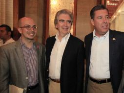 El presidente del Conaculta (c), Jorge Volpi (i) y Miguel Márquez, durante la clausura del Cervantino. NTX /