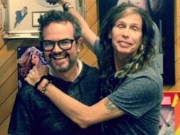 En la fotografía, Syntek aparece muy sonriente mientras Tyler lo abraza. Tomada de: @syntekoficial en Twitter. ESPECIAL /