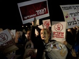 Cientos de israelíes se manifiestan contra la liberación de presos palestinos. AP /