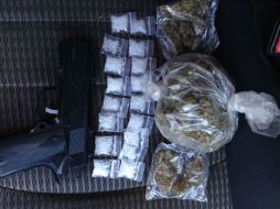Al revisarlos, autoridades encontraron droga y un arma. ESPECIAL /