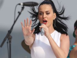 Katy Perry dice que el que otras cantantes se desnuden es interesante, pero que no se debe abusar. AP /