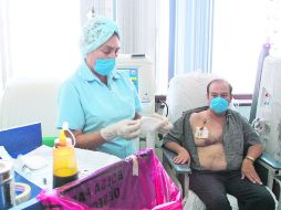 Diálisis. La atención médica que exige vivir con problemas renales absorbe buena parte del tiempo de una persona enferma.  /