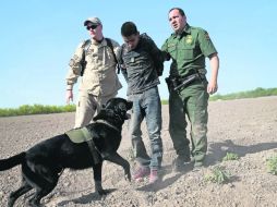 Agentes de la Patrulla Fronteriza arrestan a un indocumentado en Texas. EFE /