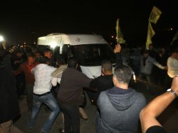 Palestinos dan la bienvenida a los liberados de la prisión de Ofer. AP /