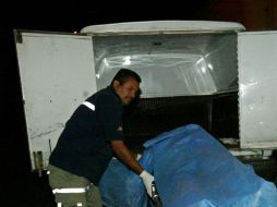 Personal del Instituto Jalisciense de Ciencias Forenses acudio al lugar para iniciar con las investigaciones del accidente vial. ARCHIVO /