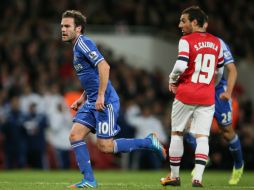 Juan Mata (I) celebra la segunda anotación con la que el Chelsea liquidó a los 'Gunners'. AP /