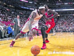 LeBron James festeja sus diez años sobre la duela como lider del equipo bicampeón de la liga. AFP /