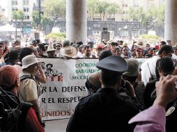 Autoridades de tránsito de la ciudad cerraron el paso a los vehículos sobre Avenida Juárez. ARCHIVO /