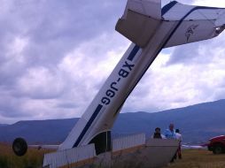 La aeronave se estrelló en un fraccionamiento privado, a unos metros de la laguna. El piloto, de 20 años, sólo tiene lesiones leves.  /