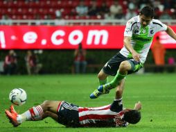 Víctor Raúl Perales (abajo) de Chivas disputa el balón con César Alberto Ibáñez (d) de Santos. EFE /