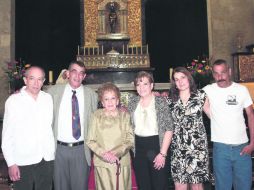 La festejada. Yolanda con sus hijos Paco, José Luis, Yoy, Ceci y Juan Carlos Madrigal Rodríguez.  /