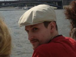 La imagen del Edward Snowden paseando en barco por Moscú fue publicada hoy por el portal de noticias Lifenew. ESPECIAL /