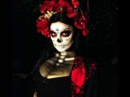 La cantante Fergie, del grupo Black Eyed Peas, vistió un sensual disfraz de Catrina con un chal rojo y negro y un tocado. ESPECIAL /