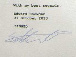 Detalle de la firma de Edward Snowden (i), en la carta que mandó a autoridades alemanas para aclarar espionaje. EFE /