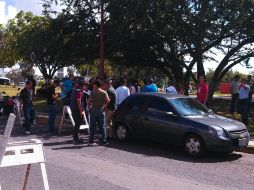 Algunos de los rechazados se encuentran manifestándose en la base central de la institución.  /