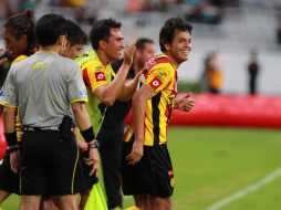 El equipo universitario festeja una de las cuatro anotaciones que le propianaron al Necaxa en la cancha del Jalisco.  /