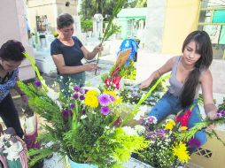 LOS VENDEDORES SE PREPARAN. Durante el Día de Muertos, miles de tapatíos visitan los panteones de la ciudad.  /