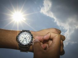 A las 02:00 hora local del domingo se retrasa el reloj una hora para quedar a las 01:00 hora local. ARCHIVO /