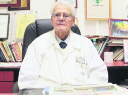 Entre historias. Mario Rivas Souza realizó las necropsias del cardenal Jesús Posadas Ocampo y  Carlos Ramírez Ladewig.  /