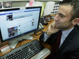 Según un informe de Latinobarómetro, el uso de Facebook se ha duplicado en tres años. EFE /