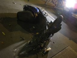 La motocicleta prácticamente quedó despedazada y los dos sujetos cayeron al suelo.  /