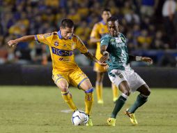Danilinho y Burbano disputan un balón durante el partido en el Universitario. EFE /