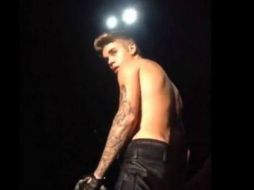 Justin Bieber reaccionó con una  mirada de irritación después de que le fue arrojada la botella de plástico. SUN /