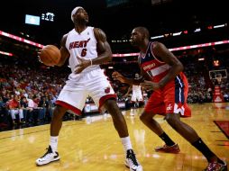 Lebron James continúa siendo el lider del Heat, que obtuvo una categórica victoria ante Washington. AFP /