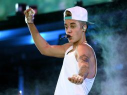 Justin Bieber no mostró molestia ante la interrupción y aseguró haber creído que el admirador era un bailarín más. ARCHIVO /