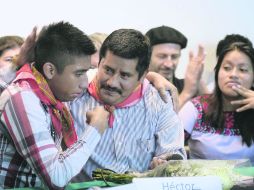 Héctor, uno de los hijos del profesoer chiapaneco, con lágrimas en los ojos recibe al padre que las  le quitaron por más de una década. AFP /