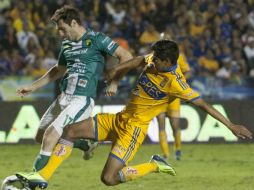 Ayala (d) tuvo actividad con los norteños en la última fecha de la Liga MX. AFP /