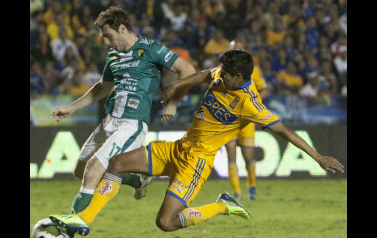 Ayala (d) tuvo actividad con los norteños en la última fecha de la Liga MX. AFP /