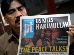 Un hombre lee un diario donde se informa sobre la muerte del líder talibán Hakimullah Mehsud por EU. ARCHIVO /