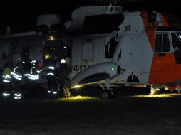 Rescatistas llegan al lugar donde el autobús fue secuestrado. EFE /