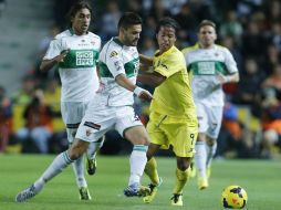Dos Santos pelea un balón en el encuentro que su equipo ganó por la mínima frente al Elche. AFP /