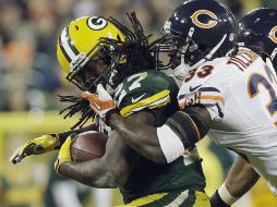Charles Tillman de los osos de Chicago toma la máscara de Eddie Lacy de los Empacadores. AP /