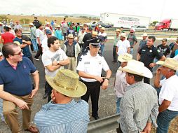 Los interesados no hicieron caso a los intentos de los usuarios por removerlos del lugar.  /