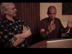 En el video, el cantante René Pérez conversa con Julian Assange durante una visita que el músico le hizo en julio pasado. ESPECIAL /
