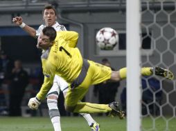 Mandzukic remató de cabeza para darle el pase a octavos al Bayern. AP /