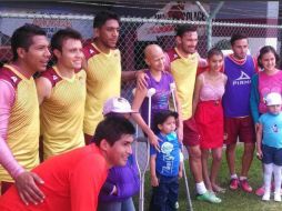 Los jugadores convivieron con algunos niños después del entrenamiento.  /