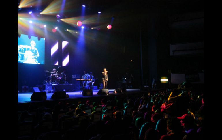 La banda mexicana Onemillionships fue la primera en pisar el escenario.  /