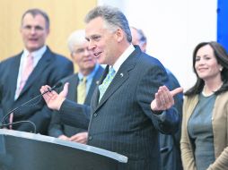 El demócrata Terry McAuliffe, junto con su esposa, Dorothy, anuncia su equipo de transición en el Capitolio de Richmond. AP /