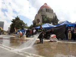 Desde temprano los maestros comenzaron a replegarse y personal del GDF realizó labores de limpieza. NTX /