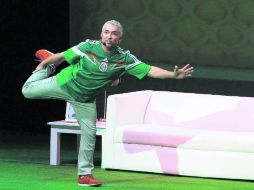 Carlos Millán dio lecciones prácticas sobre cómo tratar a los mejores amigos del hombre, anoche en el auditorio Telmex.  /