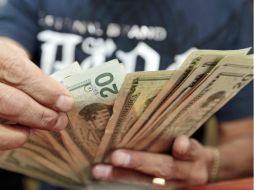 La moneda estadounidense estuvo a la compra en 12.67 pesos ARCHIVO /