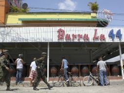 Un sujeto entró a una discoteca-bar y comenzó a disparar contra un grupo de individuos. AP /