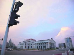 Por ambos lados de la entrada principal, muestra las esculturas de músicos tocando antiguos instrumentos kazajos: kobyz y zhetygen. ESPECIAL /