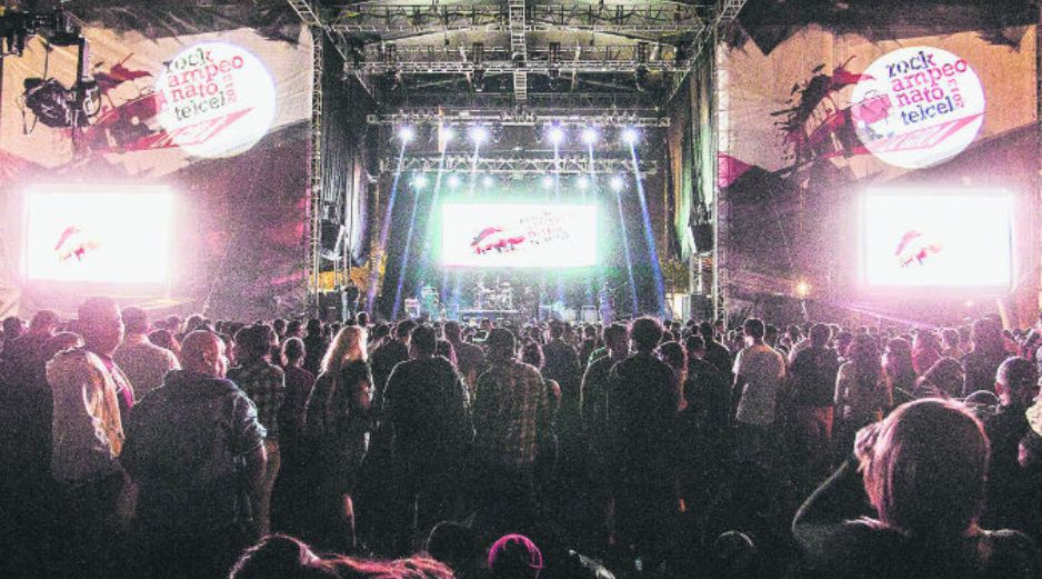 Escenario que convocó a rockeros de todas las edades anoche en Zapopan.  /