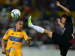 Salcido disputa un balón a Edson Rivera. Los Tigres enfrentarán al América en la liguilla. MEXSPORT /