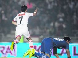 Alegría pasajera. Márquez Lugo cobró una falta sobre el joven Ángel Saldívar para poner el primer gol. MEXSPORT /